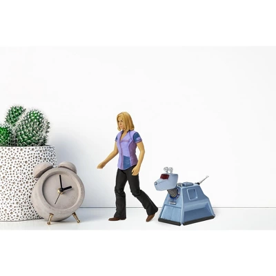 Seven20 Doctor Who 5" Action Figure - Rose Tyler With K-9 6 Seven20 Doctor Who 5" Action Figure - Rose Tyler With K-9 - Image 4